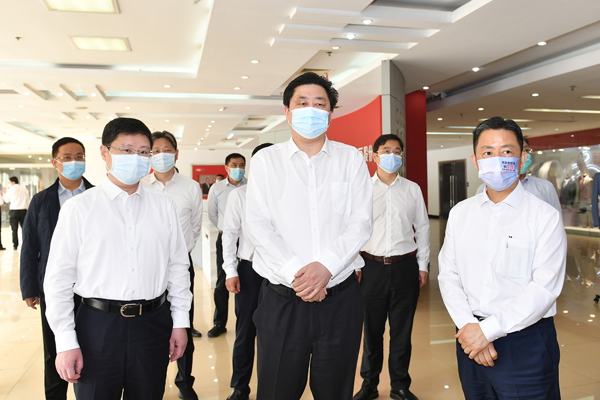 4月12日，無錫市市長趙建軍帶隊深入紅豆集團，專題調研疫情防控和復工復產工作。